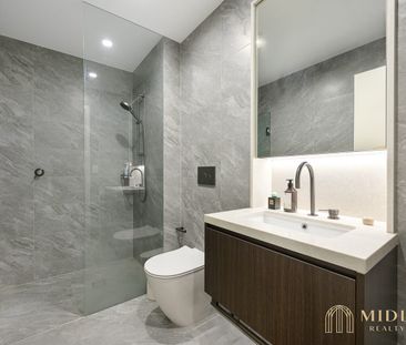 Elegant Three-Bedroom Residence with Panoramic Harbour & City Views - Photo 4