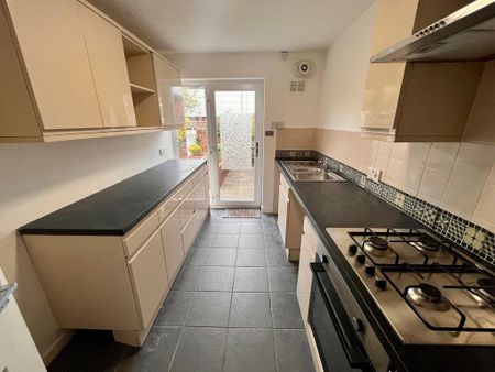 2 bedroom semi-detached bungalow to rent - Photo 3