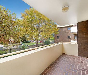 Large CBD Unit - Walking Distance to Town Beach! - Photo 2