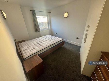 1 bedroom in a flat share to rent - Photo 3