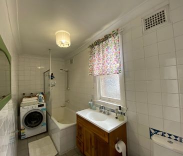 2 Bedroom With Backyard - Enter Via Flora Street - Photo 4