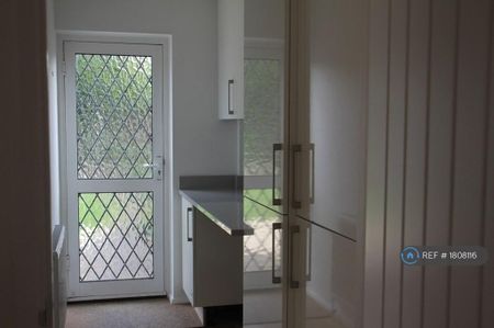 4 bedroom detached house to rent - Photo 5