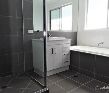 Two Storey spacious home in Oxley! - Photo 6
