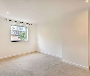 Spacious family home with a large, enclosed garden and parking - Photo 5