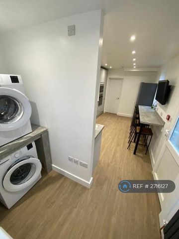 1 bedroom in a house share to rent - Photo 3