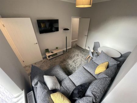 1 bedroom in a house share to rent - Photo 2