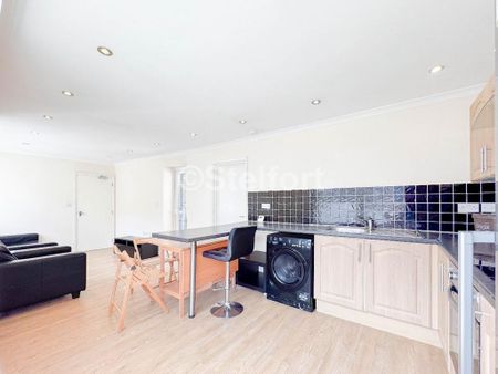 3 bedroom flat to rent - Photo 2