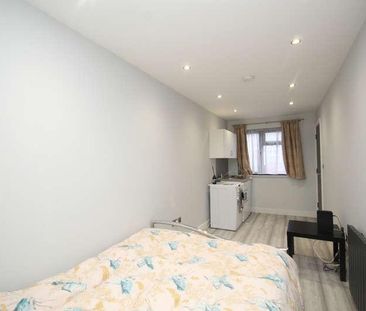 Sudbury Heights Avenue, Greenford, Middlesex, UB6 - Photo 4