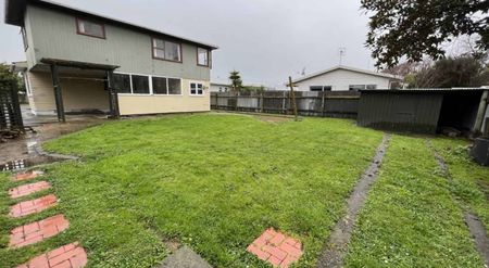 Spacious 5-Bedroom Home with Private, Fully-Fenced Section - Photo 3