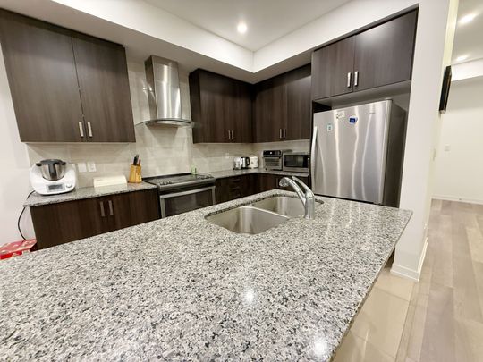 For Lease - 314 Clay Stones Street, Newmarket, Ontario - Photo 1