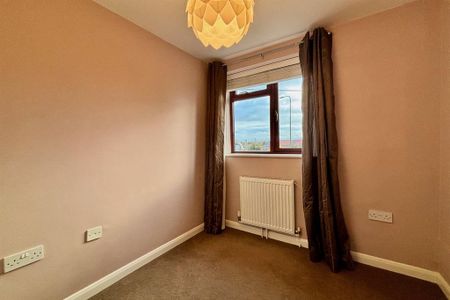 4 bedroom end of terrace house to rent - Photo 4