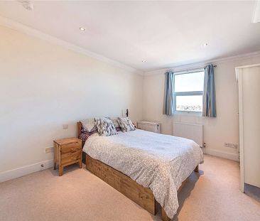 A spacious three double bedroom split level apartment on Earlsfield Road. - Photo 4