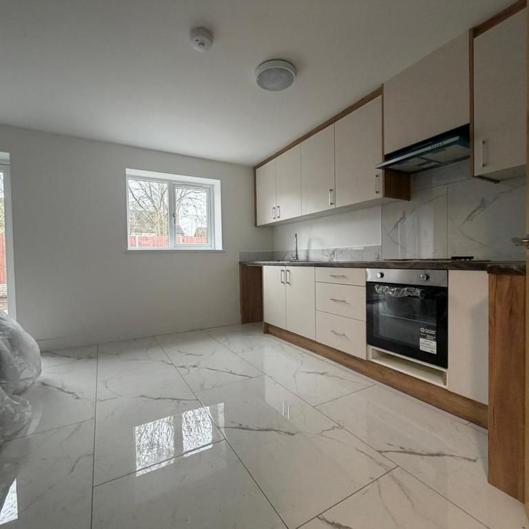 2 bedroom ground floor flat to rent - Photo 1