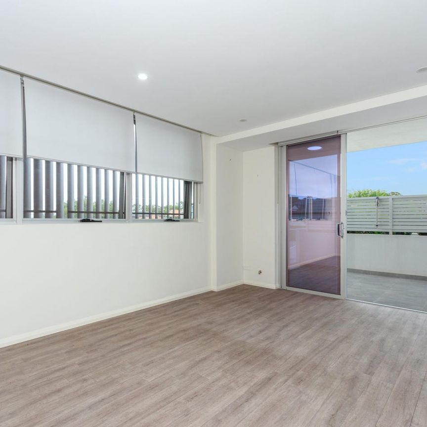 Luxurious Top Floor Apartment in Highly Sought After Location - Photo 1