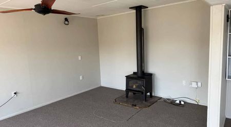 Sunny 3-Bedroom Home in Quiet Cul-de-Sac - Photo 4