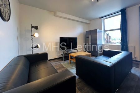 6 Bedroom Mid Terraced House for rent in Royal Park Grove - Photo 2