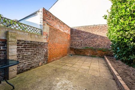 3 bedroom terraced house to rent - Photo 2