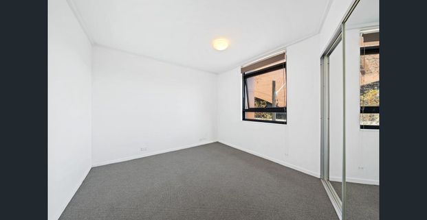 Ultra Modern 1 bedroom apartment with a separate study. - Photo 1