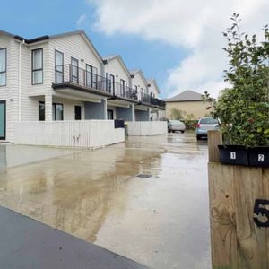 4 Bedrooms & 4 Bathrooms in Silverdale - Photo 2