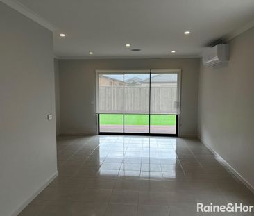 Splendid 3Br Family Home in Habitat, Tarneit! - Photo 2