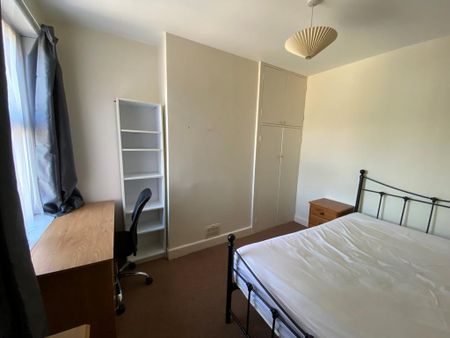 4 bedroom semi-detached house to rent - Photo 2