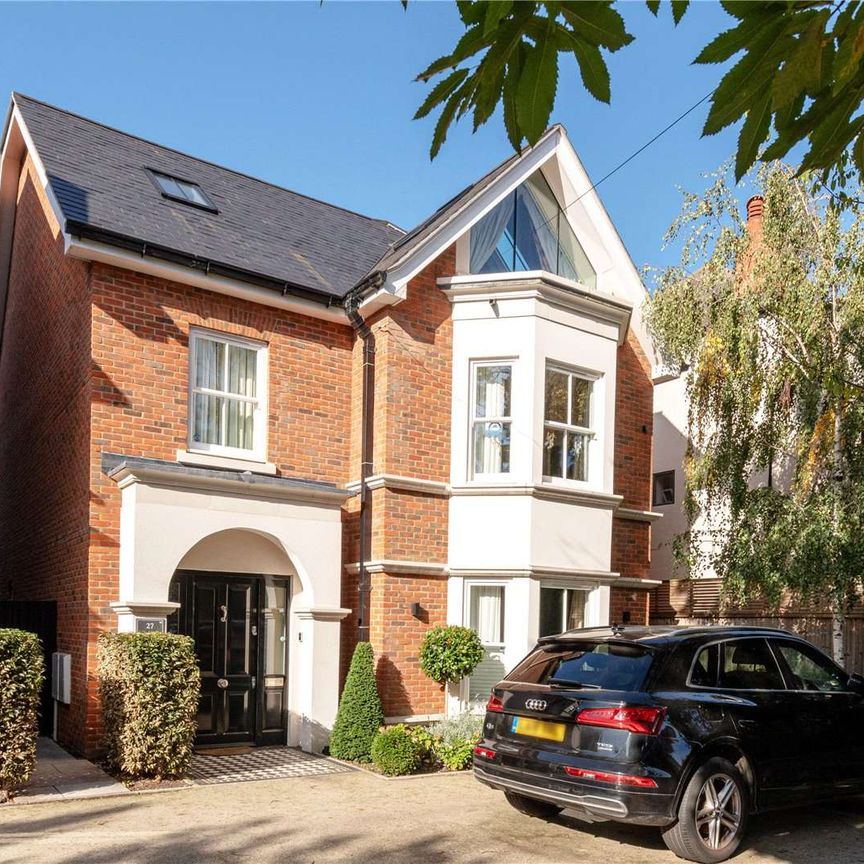 A delightful family home with swimming pool, bar and outdoor kitchen. - Photo 1