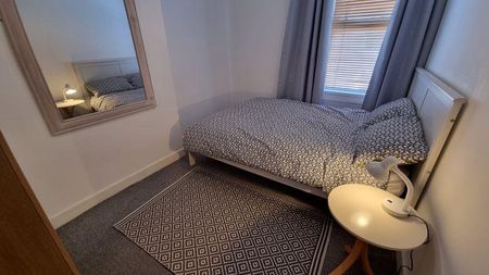 4 bedroom terraced house to rent - Photo 5