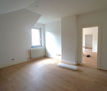 Dachgeschoßwohnung mit großem Platzangebot - Energieeffizient modernisiert - Photo 4