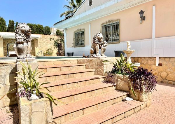 LONG TERM RENTAL. Spacious villa with 6 bedrooms for rent.