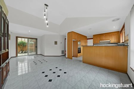 SPACIOUS FAMILY HOME OFFERING EXTREME CONVENIENCE - Photo 5