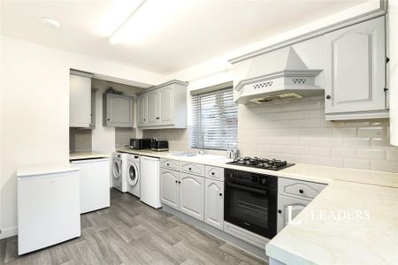 1 bedroom in a house share to rent - Photo 5