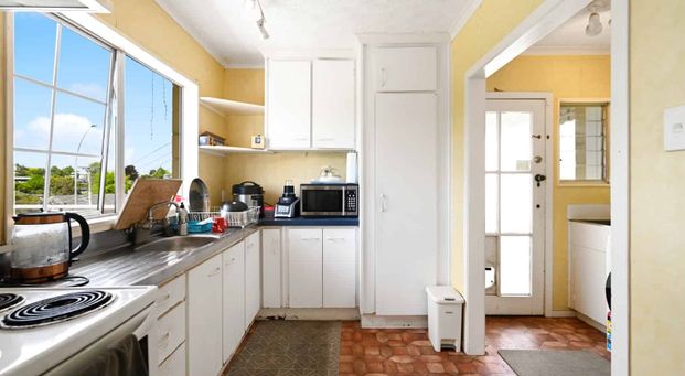 Charming spot with river views! - Photo 1