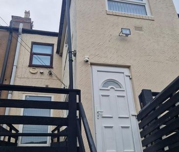 4 bedroom flat to rent - Photo 2