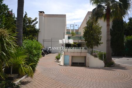 LOCATION GOLFE JUAN STUDIO MEUBLE A L'ANNEE AVEC PARKING - Photo 2