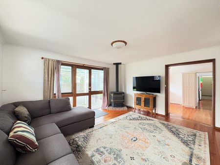 Double-Fronted Victorian with Lush Garden Escape - Available for a 6 or 9 Month Lease - Photo 3