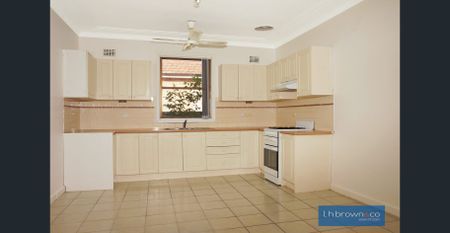 Large 3-Bedroom Home with Teenage Retreat - Photo 2