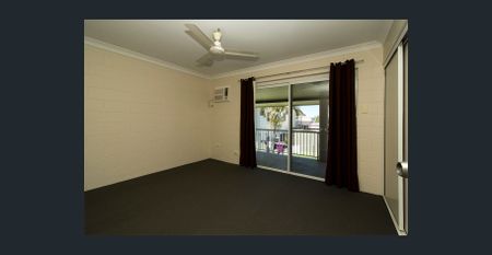 Fully Air-Conditioned Central Townhouse! - Photo 2