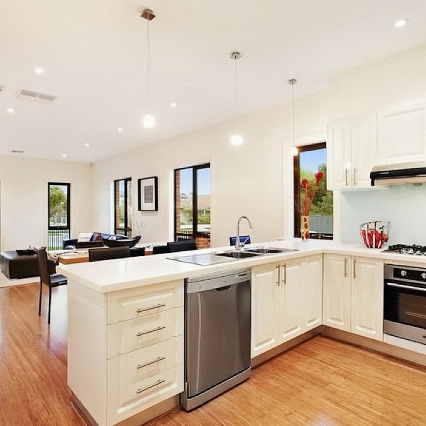 Modern design - McKinnon School Zone! - Photo 1