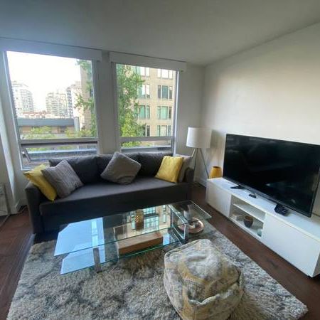 Sunny 1Bed+Den FURNISHED Downtown apartment - Photo 3