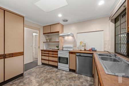 2 Coolcorra Ct, Carindale QLD 4152 - House For Rent | Domain - Photo 4