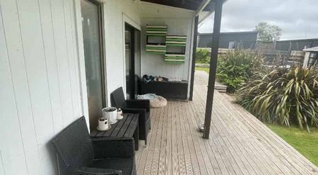 Tidy 3 Bedroom House - Photo 2