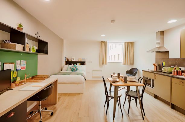 Studio Bronze - Photo 1