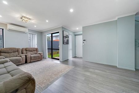 199D Whitney St - Near New- 3 Bedroom Townhouses - Photo 5