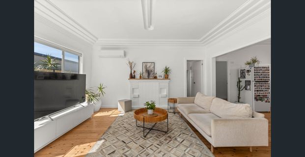 Light, bright and perfectly positioned. FOUND it. - Photo 1