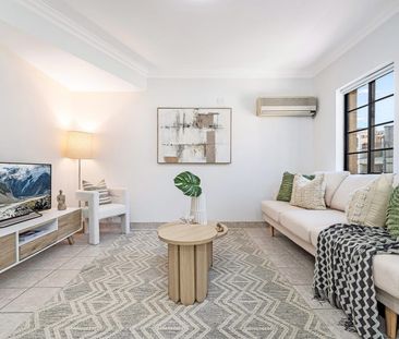 Modern Townhouse-Style Unit with Private Courtyard in Prime Location - Photo 6