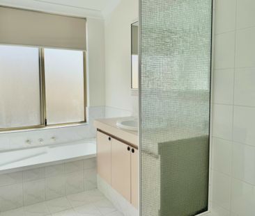 Entertainer's Dream with Space for the Whole Family. - Photo 1