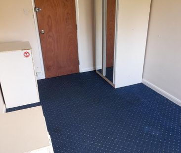 1 bedroom in a flat share to rent - Photo 2