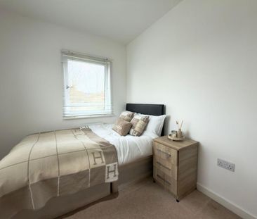 1 bedroom in a flat share to rent - Photo 2