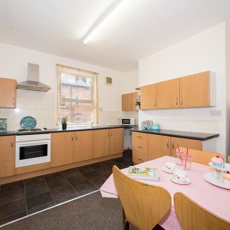 4 bedroom end of terrace house to rent - Photo 3