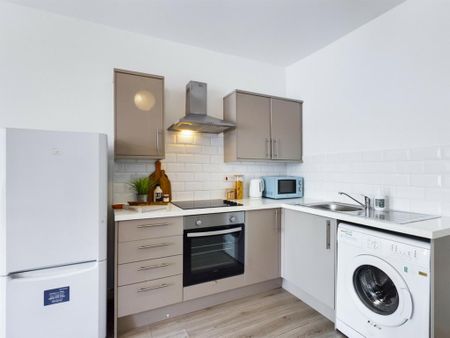 1 bedroom in a house share to rent - Photo 2